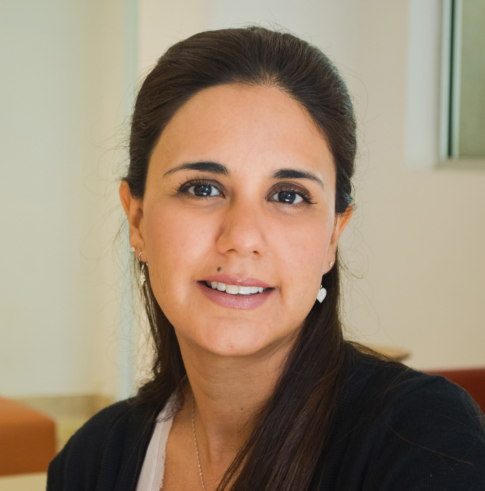 Retrato de Nayra ME, estratega de innovación y diseño de experiencias